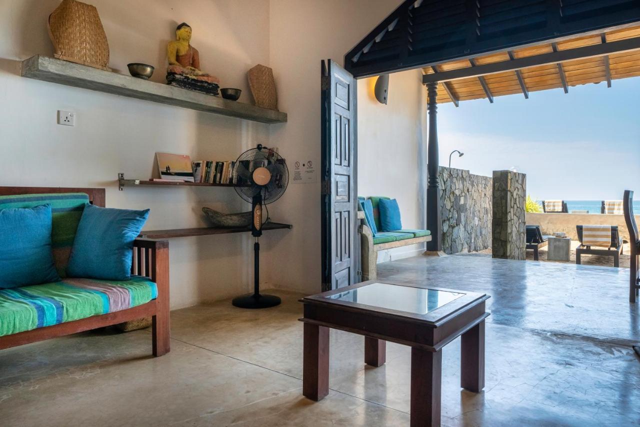 Blue Parrot Beach Villa Амбалангода Екстериор снимка