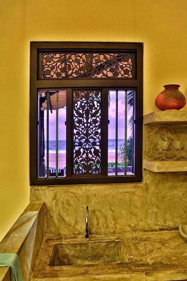 Blue Parrot Beach Villa Амбалангода Екстериор снимка