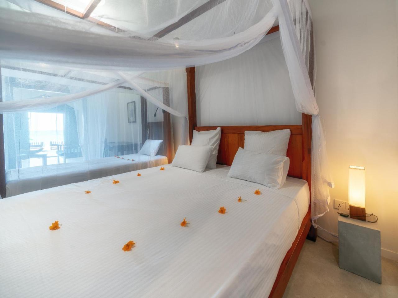 Blue Parrot Beach Villa Амбалангода Екстериор снимка