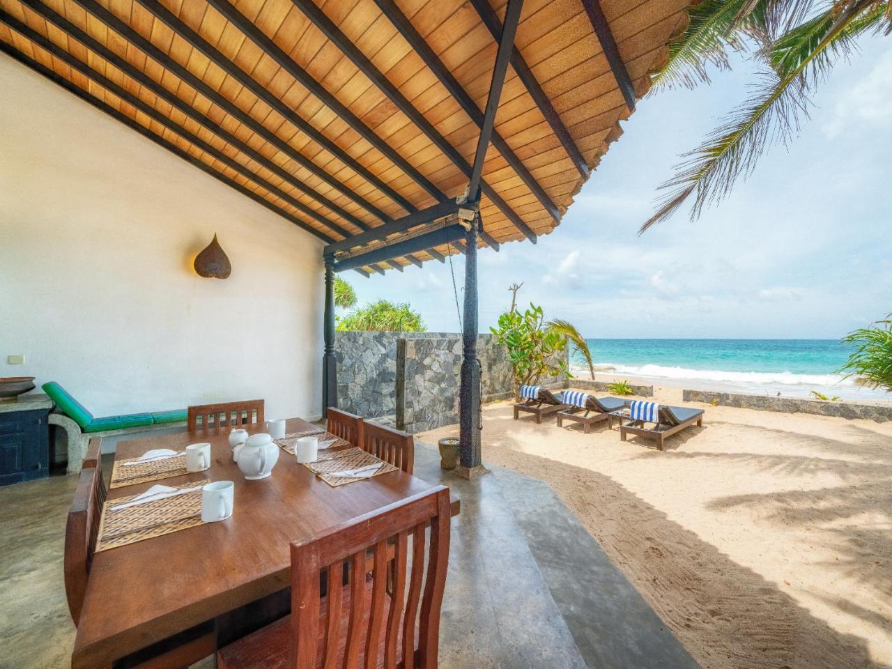 Blue Parrot Beach Villa Амбалангода Екстериор снимка