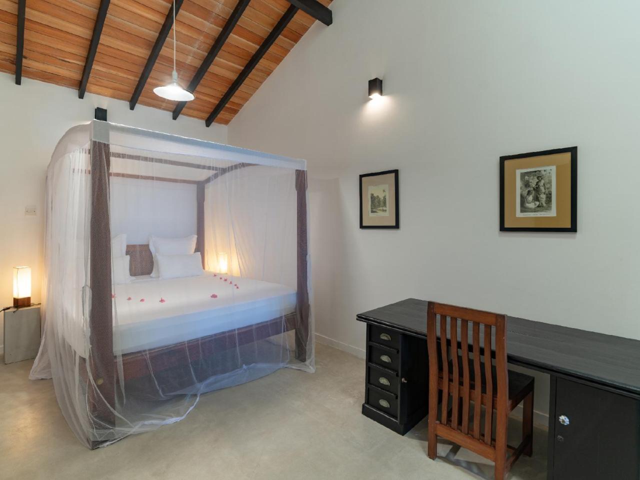 Blue Parrot Beach Villa Амбалангода Екстериор снимка